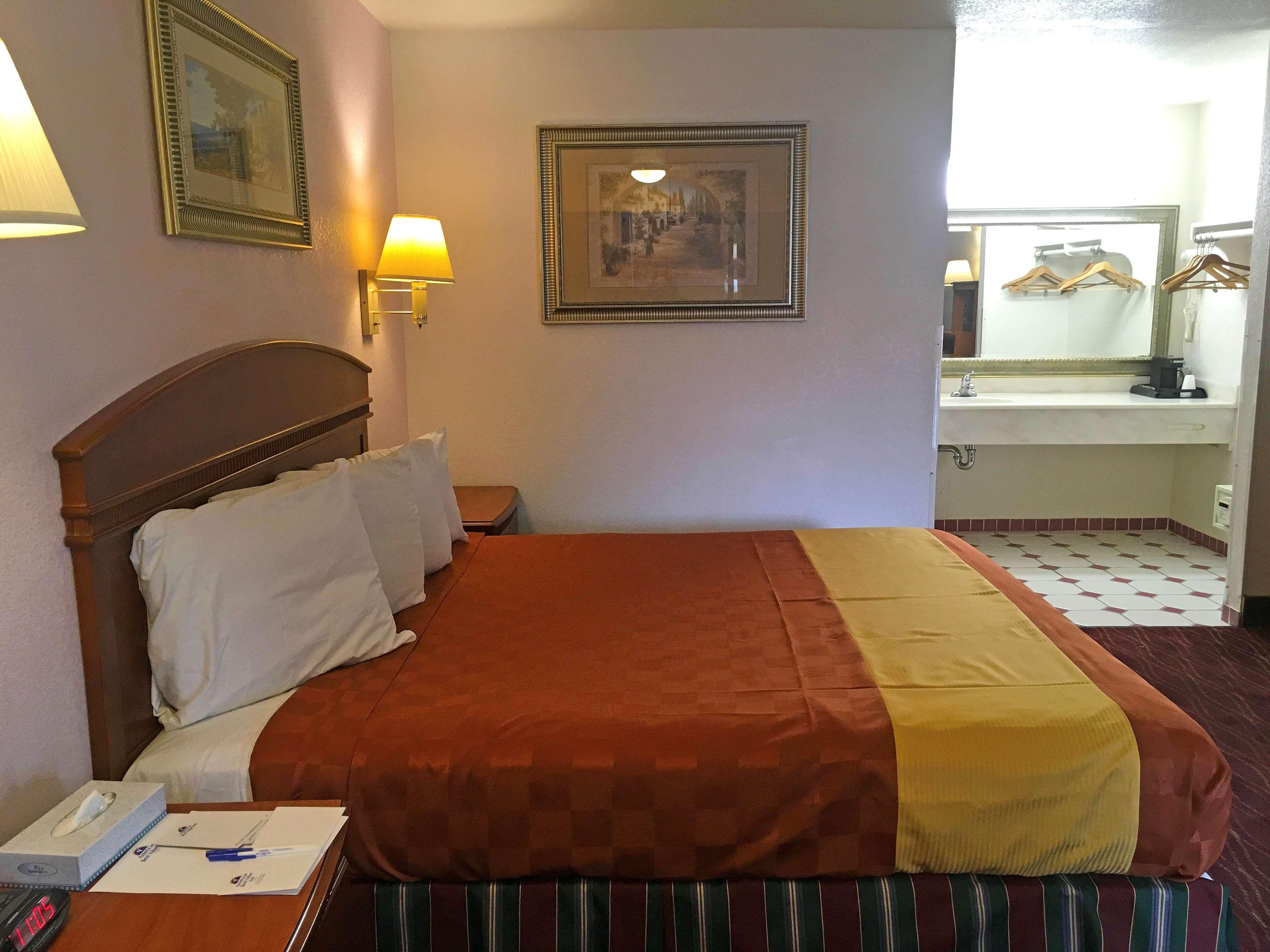 Ibis Styles Lisieux Normandie Экстерьер фото