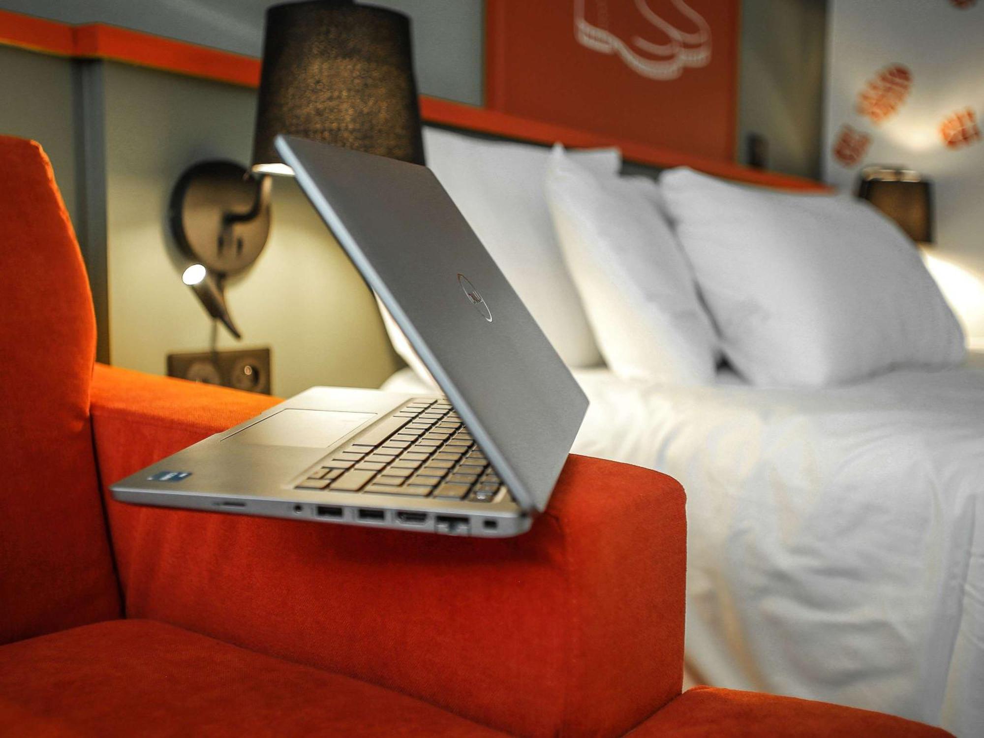 Ibis Styles Lisieux Normandie Экстерьер фото