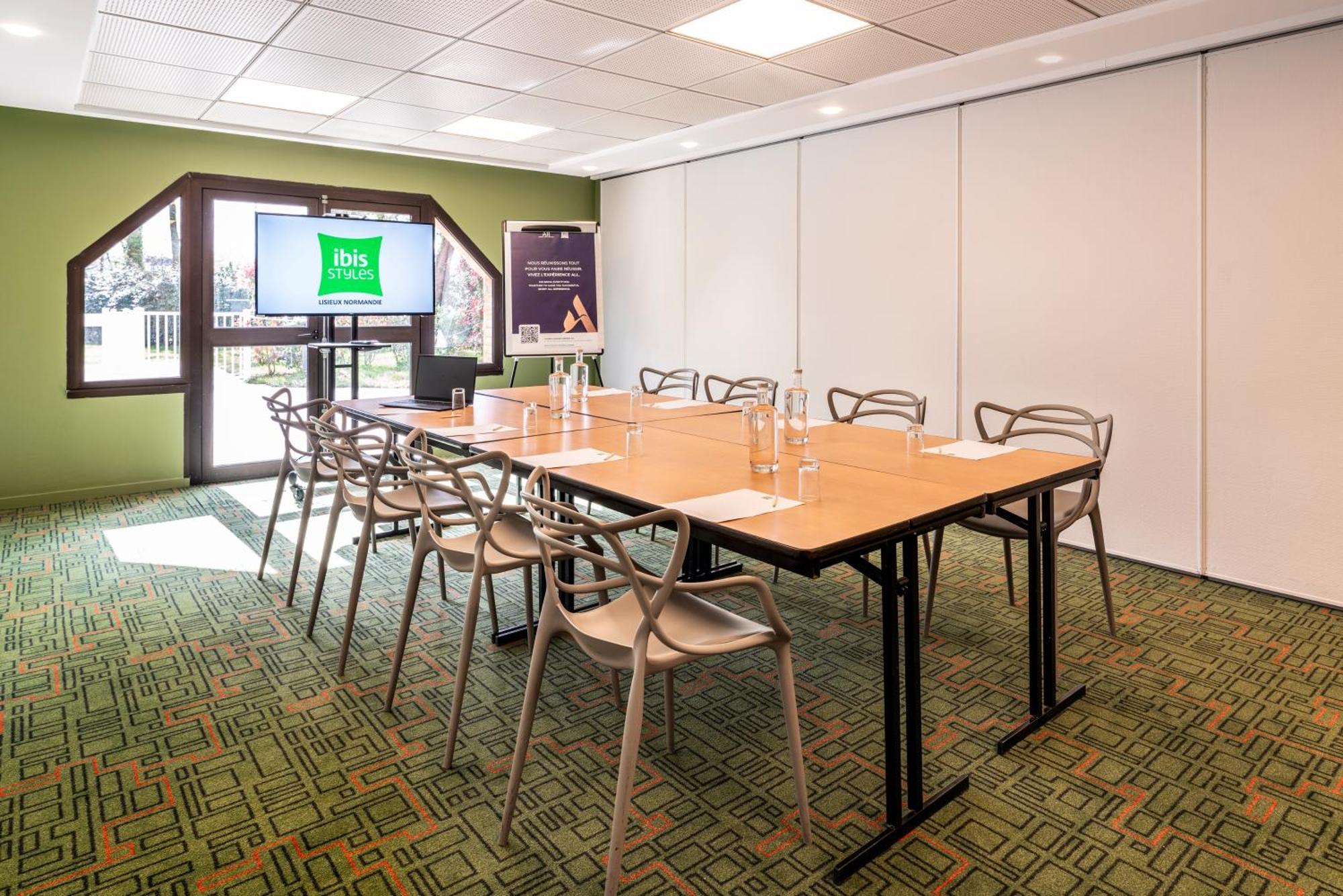 Ibis Styles Lisieux Normandie Экстерьер фото