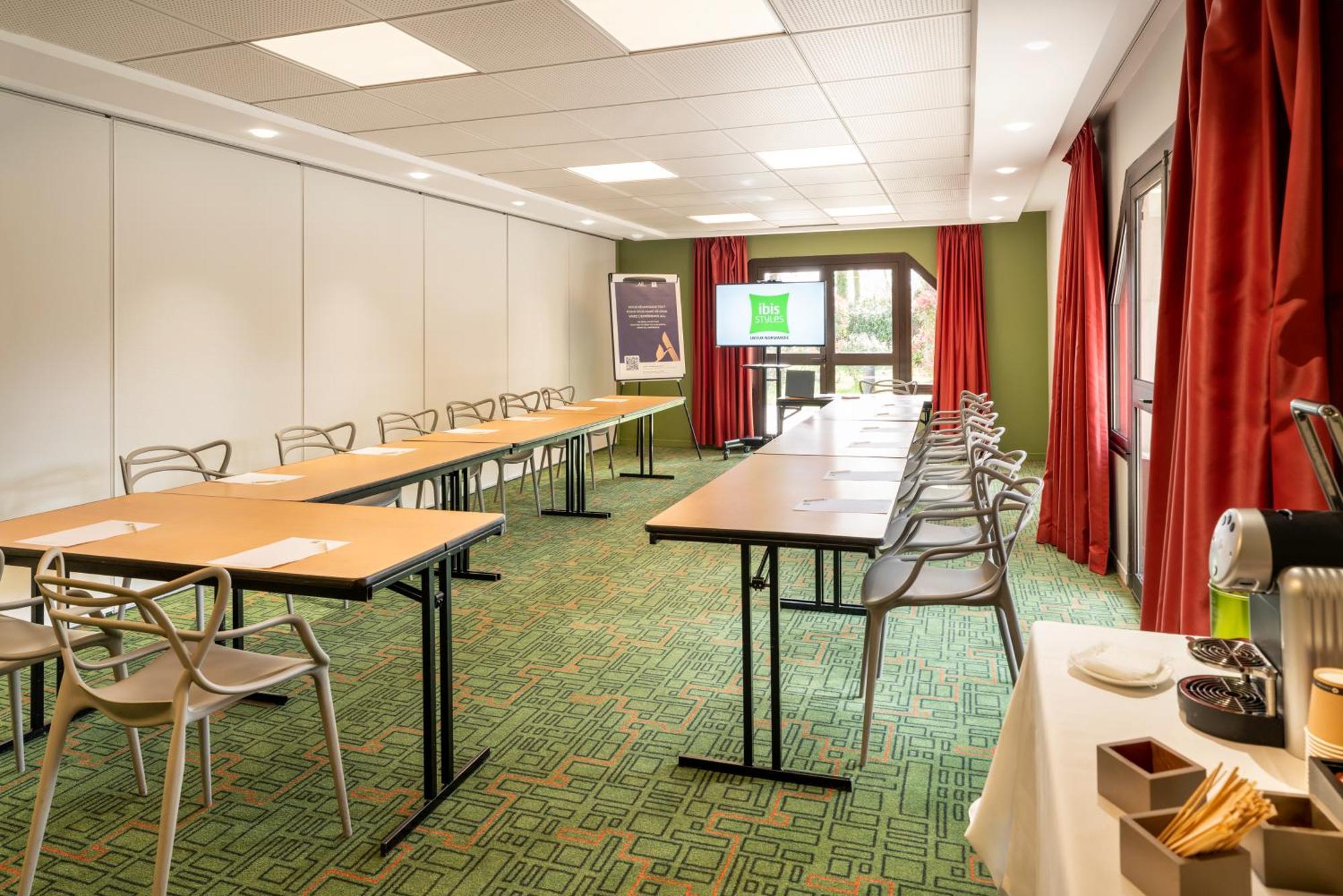 Ibis Styles Lisieux Normandie Экстерьер фото