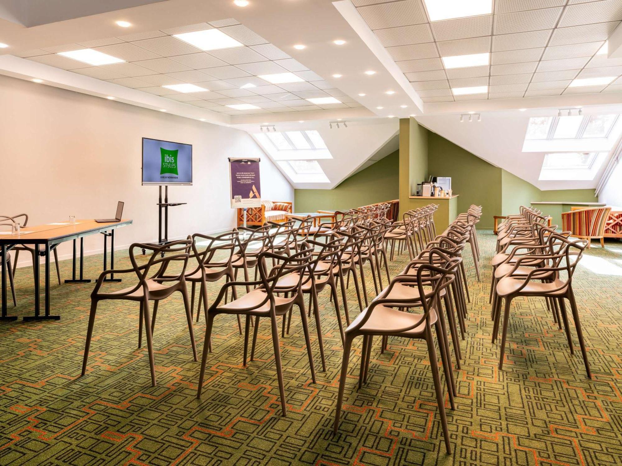 Ibis Styles Lisieux Normandie Экстерьер фото